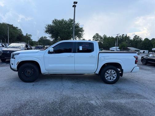 Glacier White 2022 Nissan Frontier SV