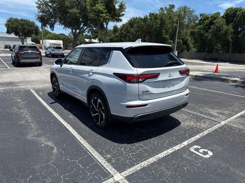 2022 Mitsubishi Outlander ES