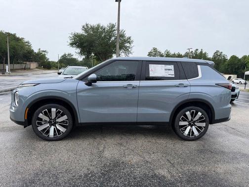 Moonstone Gray Metallic 2026 Mitsubishi Outlander SE