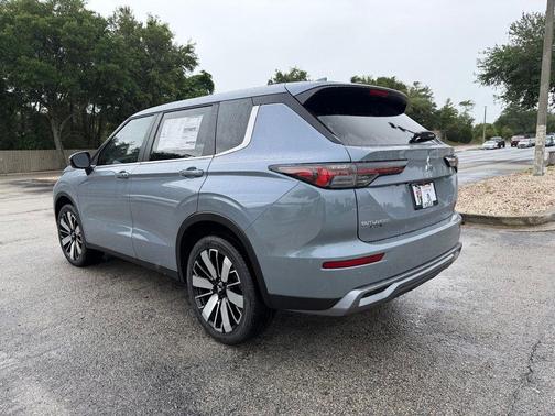 Moonstone Gray Metallic 2026 Mitsubishi Outlander SE