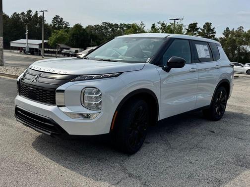 White Diamond 2026 Mitsubishi Outlander LE