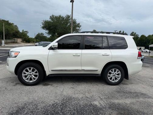Blizzard Pearl 2019 Toyota Land Cruiser V8