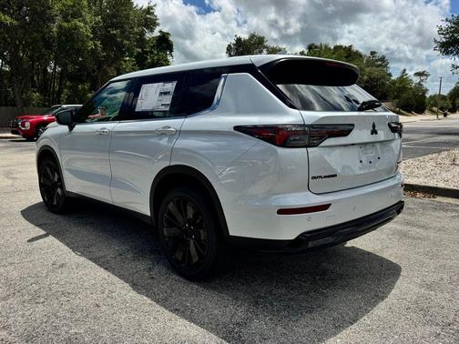 White Diamond 2026 Mitsubishi Outlander LE
