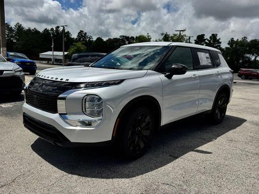 White Diamond 2026 Mitsubishi Outlander LE