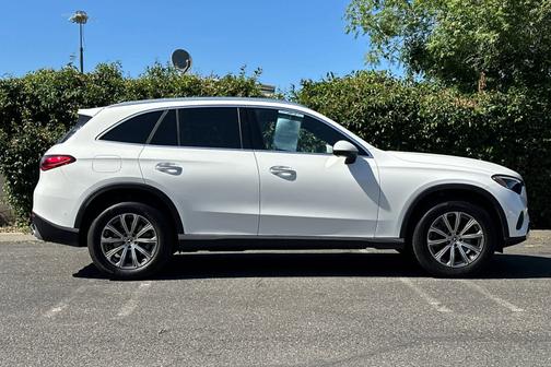 Polar White 2026 Mercedes-Benz GLC 300