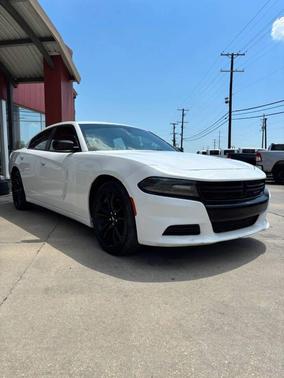 White 2018 Dodge Charger SXT