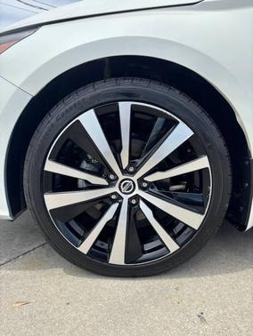 White 2019 Nissan Altima 2.5 SR