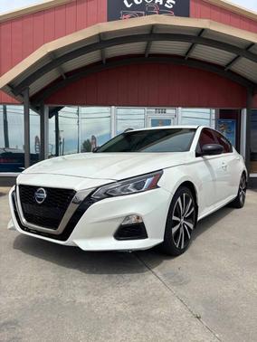 White 2019 Nissan Altima 2.5 SR