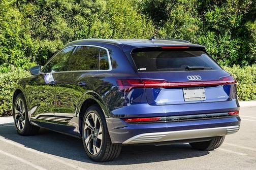 2022 Audi e-tron Premium Plus