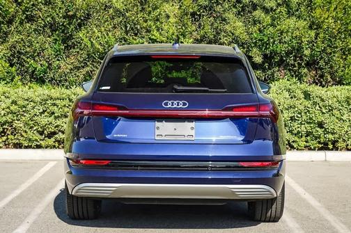 2022 Audi e-tron Premium Plus