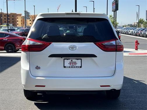 2020 Toyota Sienna SE