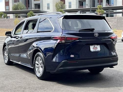 2022 Toyota Sienna XLE 8 Passenger