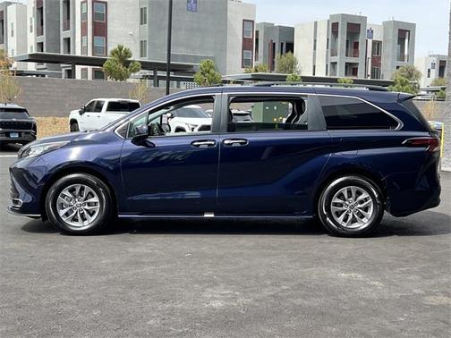 2022 Toyota Sienna XLE 8 Passenger
