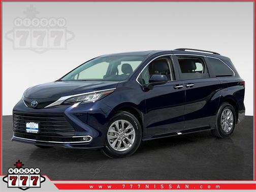 2022 Toyota Sienna XLE 8 Passenger