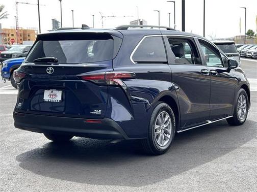 2022 Toyota Sienna XLE 8 Passenger