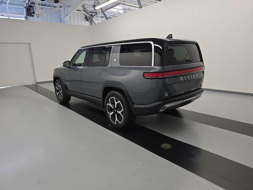 2024 Rivian R1S Adventure Package