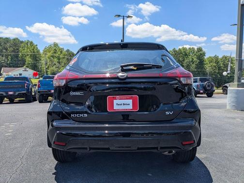 Super Black 2024 Nissan Kicks SV