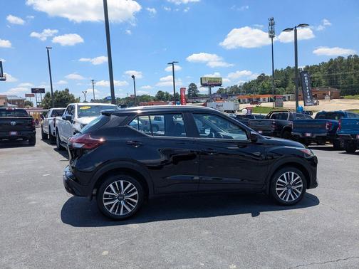 Super Black 2024 Nissan Kicks SV