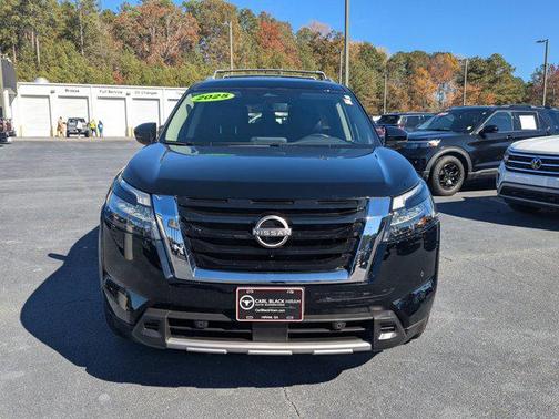 2025 Nissan Pathfinder SL FWD