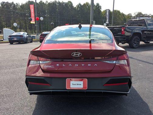 2025 Hyundai ELANTRA SE