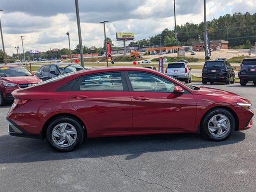 2025 Hyundai ELANTRA SE