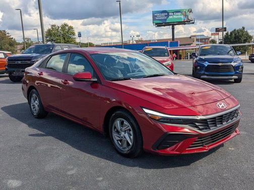 2025 Hyundai ELANTRA SE