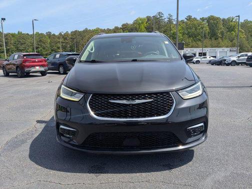 Brilliant Black Crystal Pearlcoat 2022 Chrysler Pacifica Touring L