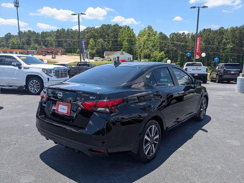 Super Black 2024 Nissan Versa 1.6 SV