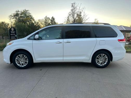 Super White 2011 Toyota Sienna XLE