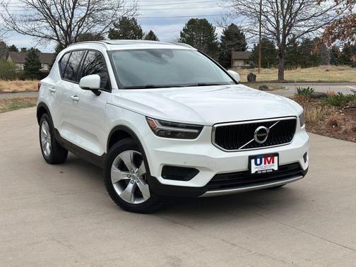 Ice White 2020 Volvo XC40 T5 Momentum
