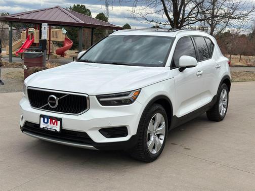 Ice White 2020 Volvo XC40 T5 Momentum