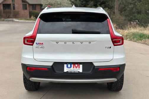 Ice White 2020 Volvo XC40 T5 Momentum