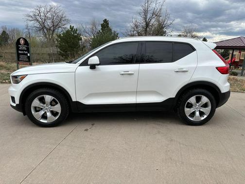 Ice White 2020 Volvo XC40 T5 Momentum