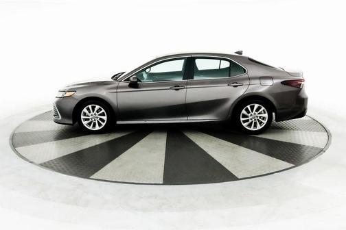 Photo 3 of 27 of 2021 Toyota Camry LE
