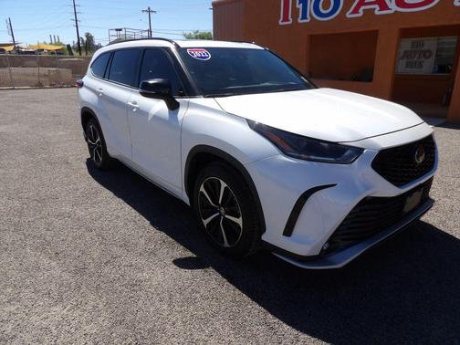 White 2022 Toyota Highlander XSE