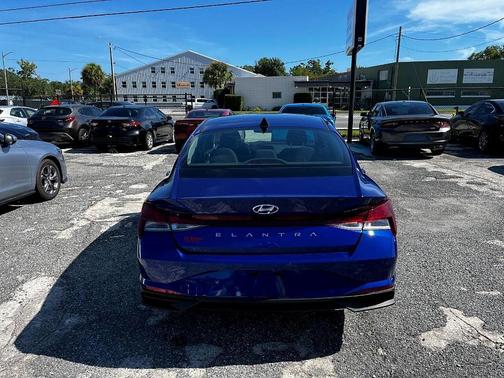 2023 Hyundai ELANTRA SE