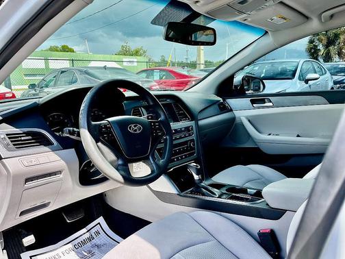 2017 Hyundai SONATA SE