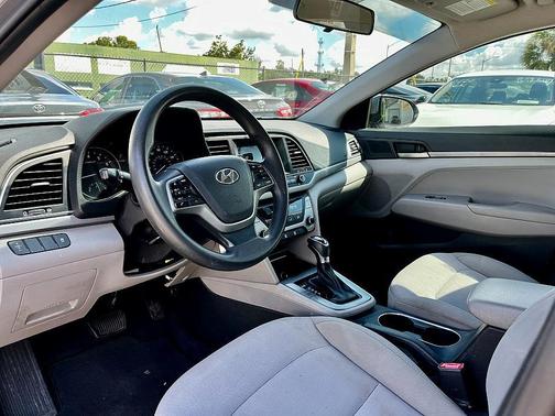 2018 Hyundai ELANTRA SE