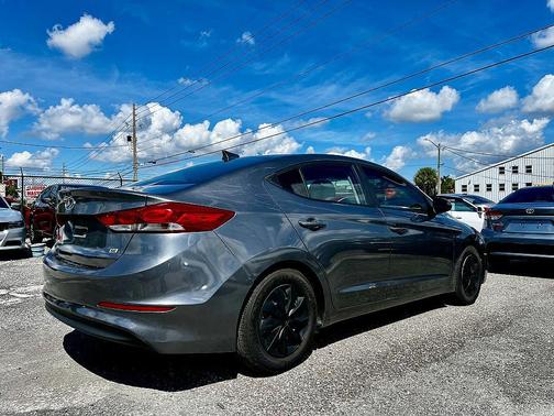 2018 Hyundai ELANTRA SE