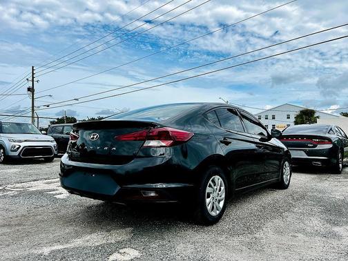 2020 Hyundai ELANTRA SE