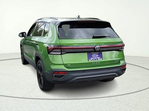 Bright Moss Green Metallic/Deep Black Roof 2025 Volkswagen Taos 1.5T SE Black