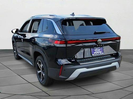 Deep Black Pearl 2025 Volkswagen Tiguan 2.0T SE 4MOTION