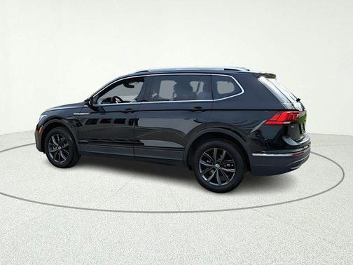 Deep Black Pearl 2024 Volkswagen Tiguan 2.0T SE 4MOTION