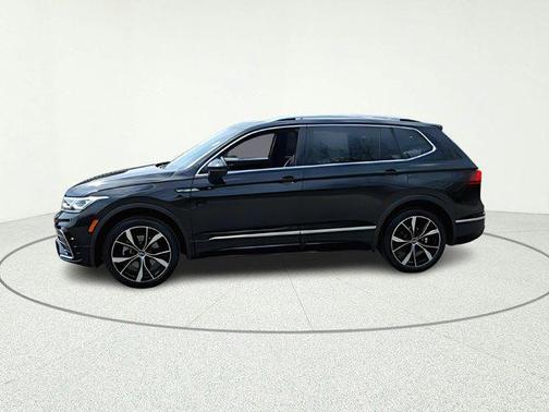 Deep Black Pearl 2022 Volkswagen Tiguan 2.0T SEL R-Line 4MOTION
