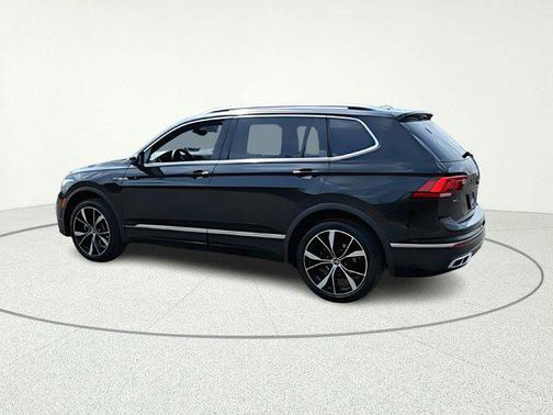 Deep Black Pearl 2022 Volkswagen Tiguan 2.0T SEL R-Line 4MOTION