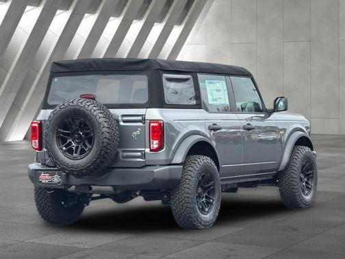 Carbonized Gray Metallic 2025 Ford Bronco Base