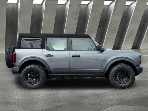 Carbonized Gray Metallic 2025 Ford Bronco Base