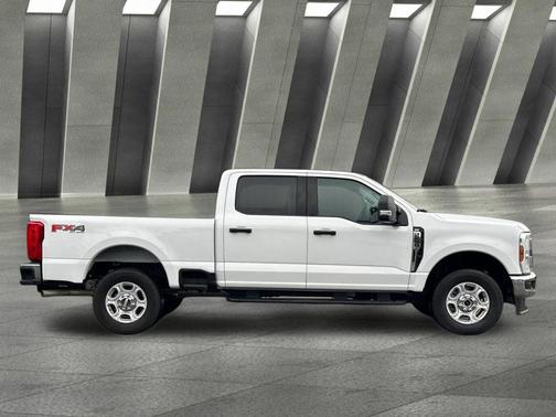 Oxford White 2025 Ford F-250 XLT