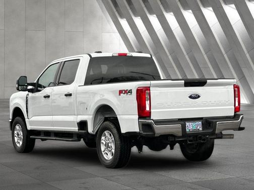 Oxford White 2025 Ford F-250 XLT
