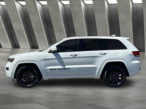 Bright White Clearcoat 2022 Jeep Grand Cherokee Laredo